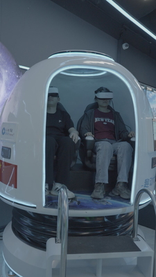 Simulator Bioskop VR Kapsul Luar Angkasa 2 Kursi | Kapsul Berputar 360° Eksklusif, Kontrol Layar Ganda, 20+ Game Khusus, Kacamata DPVR & Multi-Efek – Produsen SKYFUN